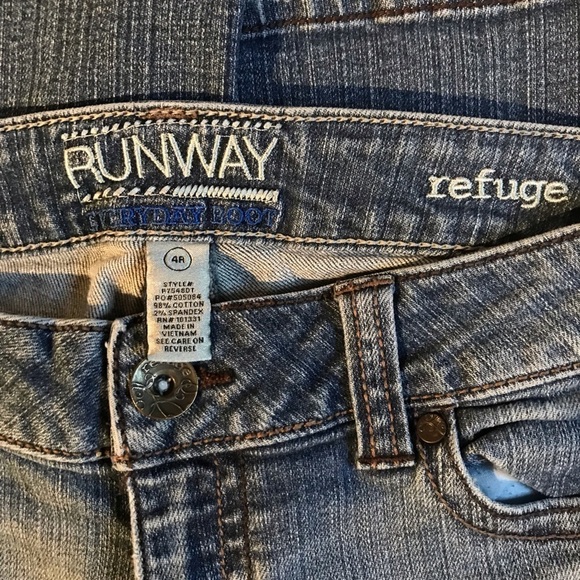 🌙TWO PAIRS OF JEANS SIZE SIZE 4! REFUGE AND X2 - Picture 2 of 6